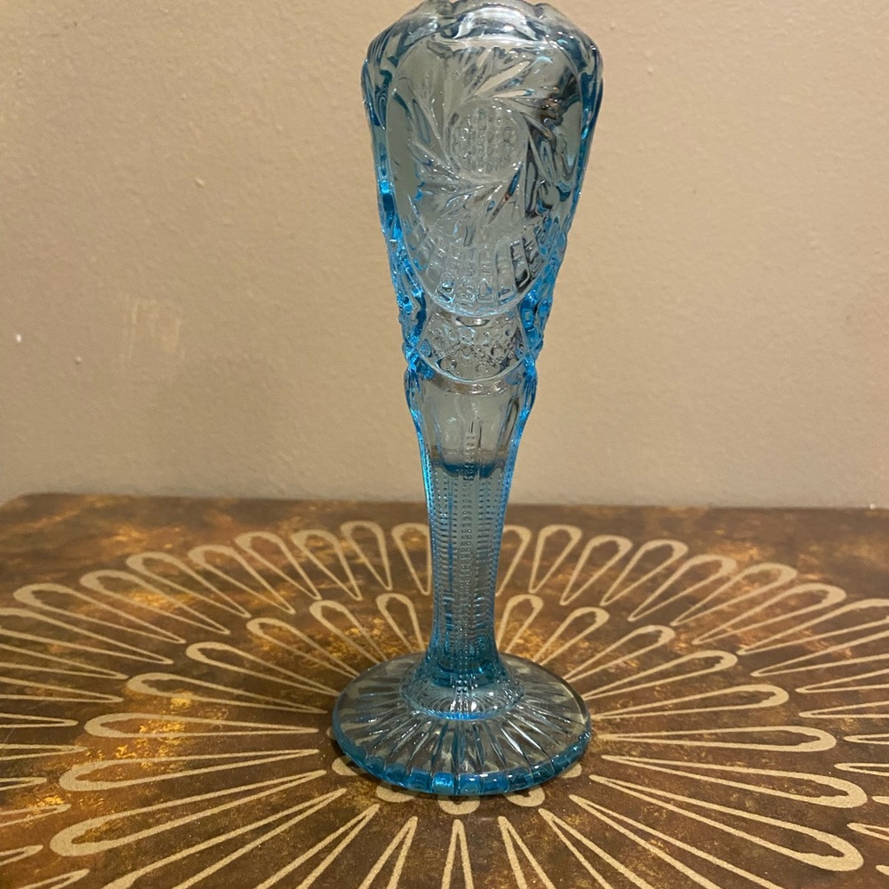 Fenton 8 in pinwheel vase